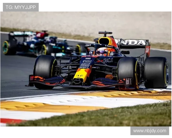 F1赛季震撼开启 各车队新车表现引发热议 刘易斯汉密尔顿与维斯塔潘争冠激烈对决