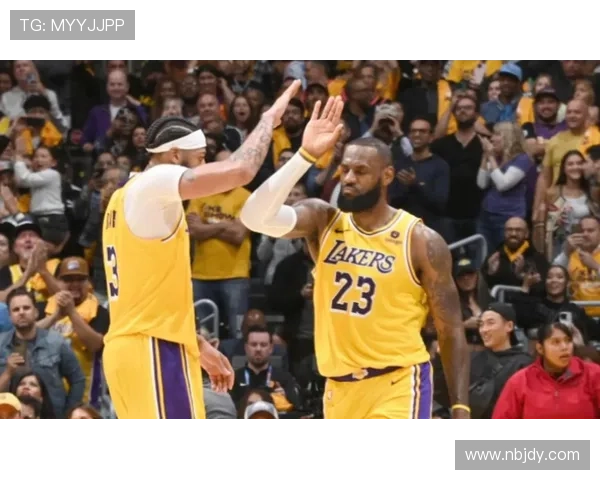 詹姆斯领衔湖人强势反弹西部格局迎来新变数与年轻新星竞逐季后赛 詹姆斯领衔湖人强势反弹西部格局迎来新变数与年轻新星竞逐季后赛